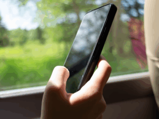 Budget Low-Latency Phone Setup – 120 Hz screens, game modes, and thermal control