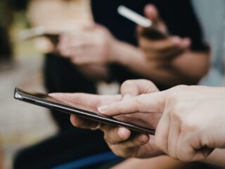 The Evolution of High-Refresh-Rate Displays in Consumer Mobile Devices