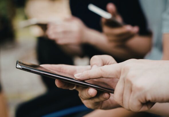 The Evolution of High-Refresh-Rate Displays in Consumer Mobile Devices