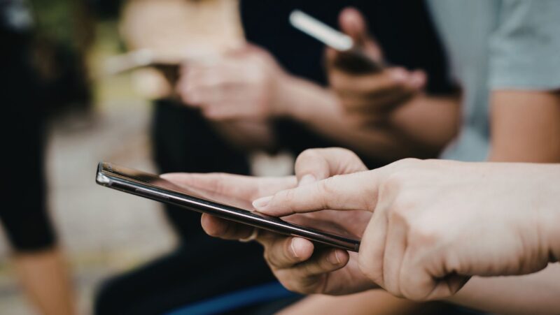 The Evolution of High-Refresh-Rate Displays in Consumer Mobile Devices